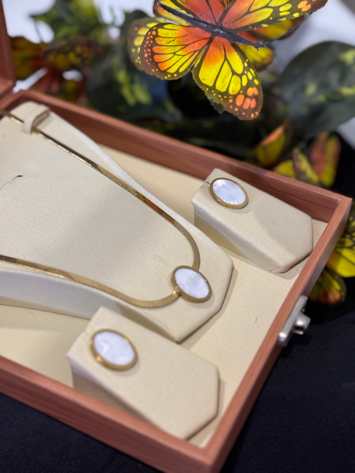 New Elegant Design Oval Shape With Stones Gold Color Set