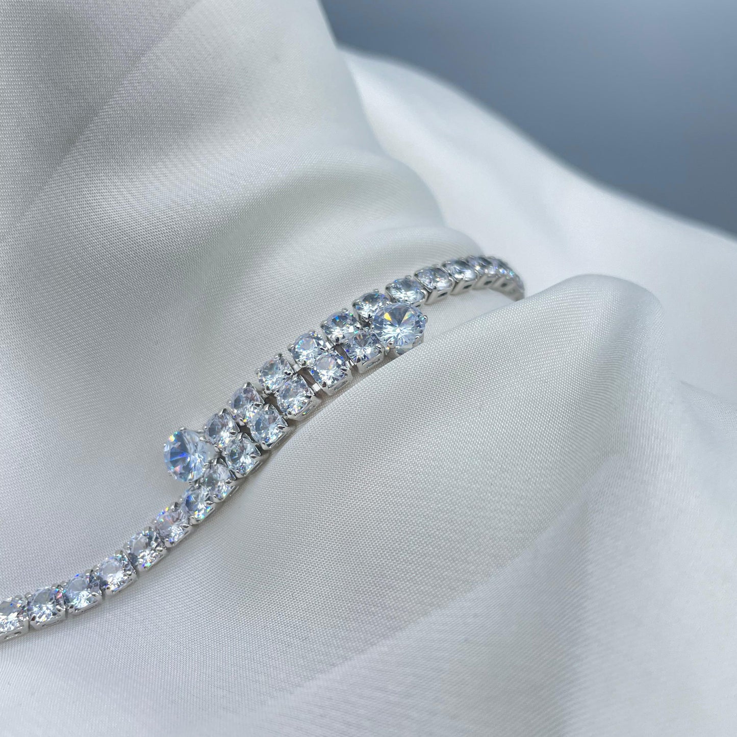 New Elegant Round Shape Design With White Zircon Stone Bracelet