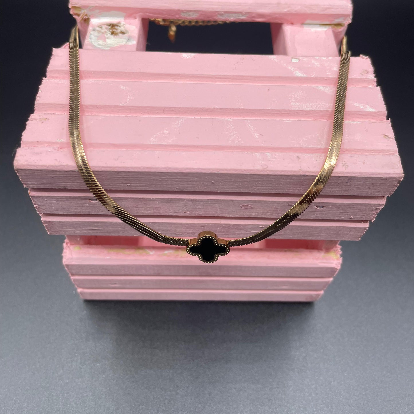 Elegant Rose Gold Four Leaf Cover Shaped Blade Chain Pendant